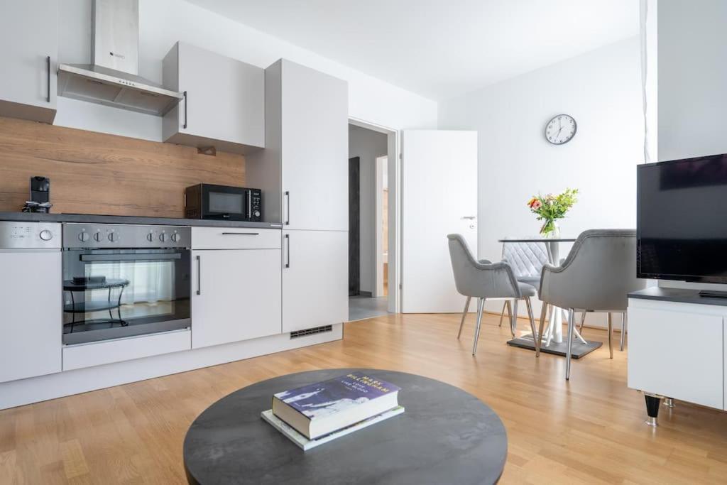 1br With Balcony, Urban Style By Hm *