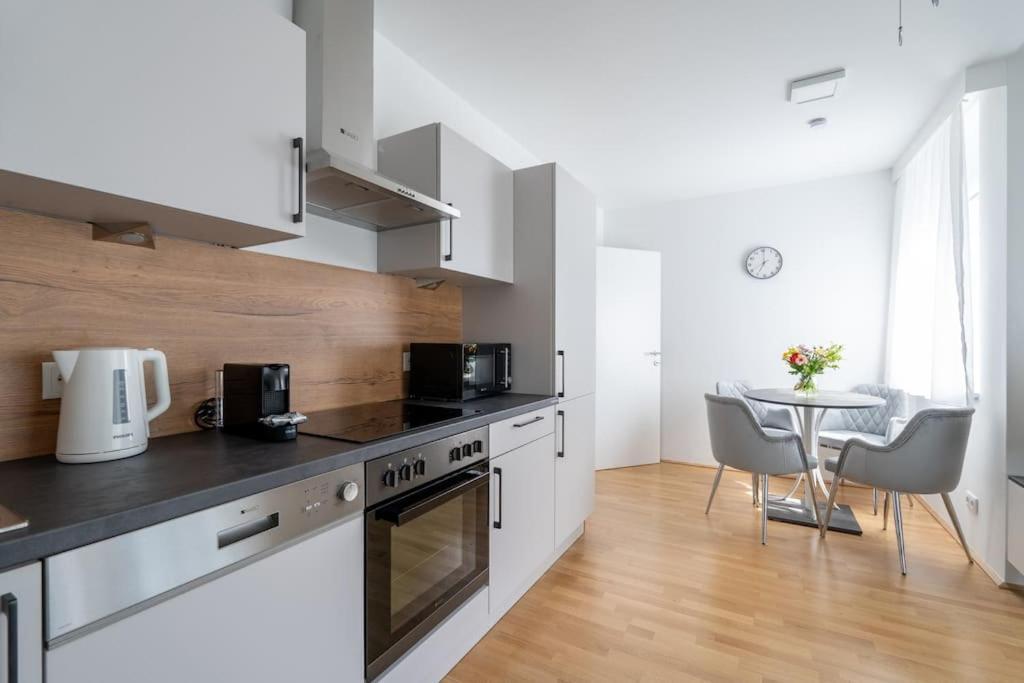1br With Balcony, Urban Style By Hm * Wenen